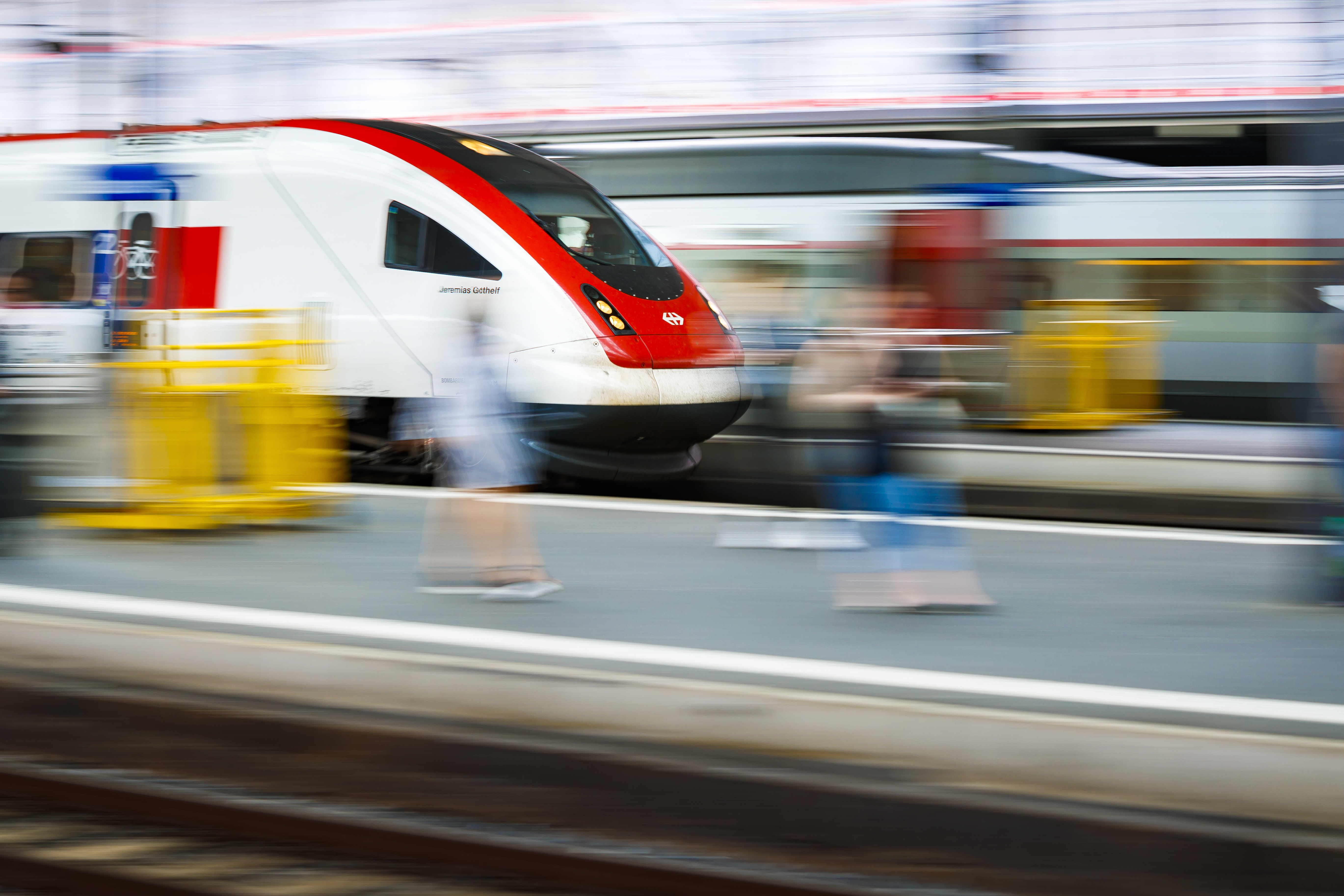 SBB Zug am Bahnhof