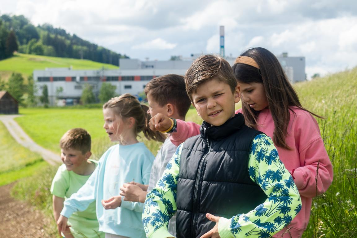 Kinder draussen am Spielen