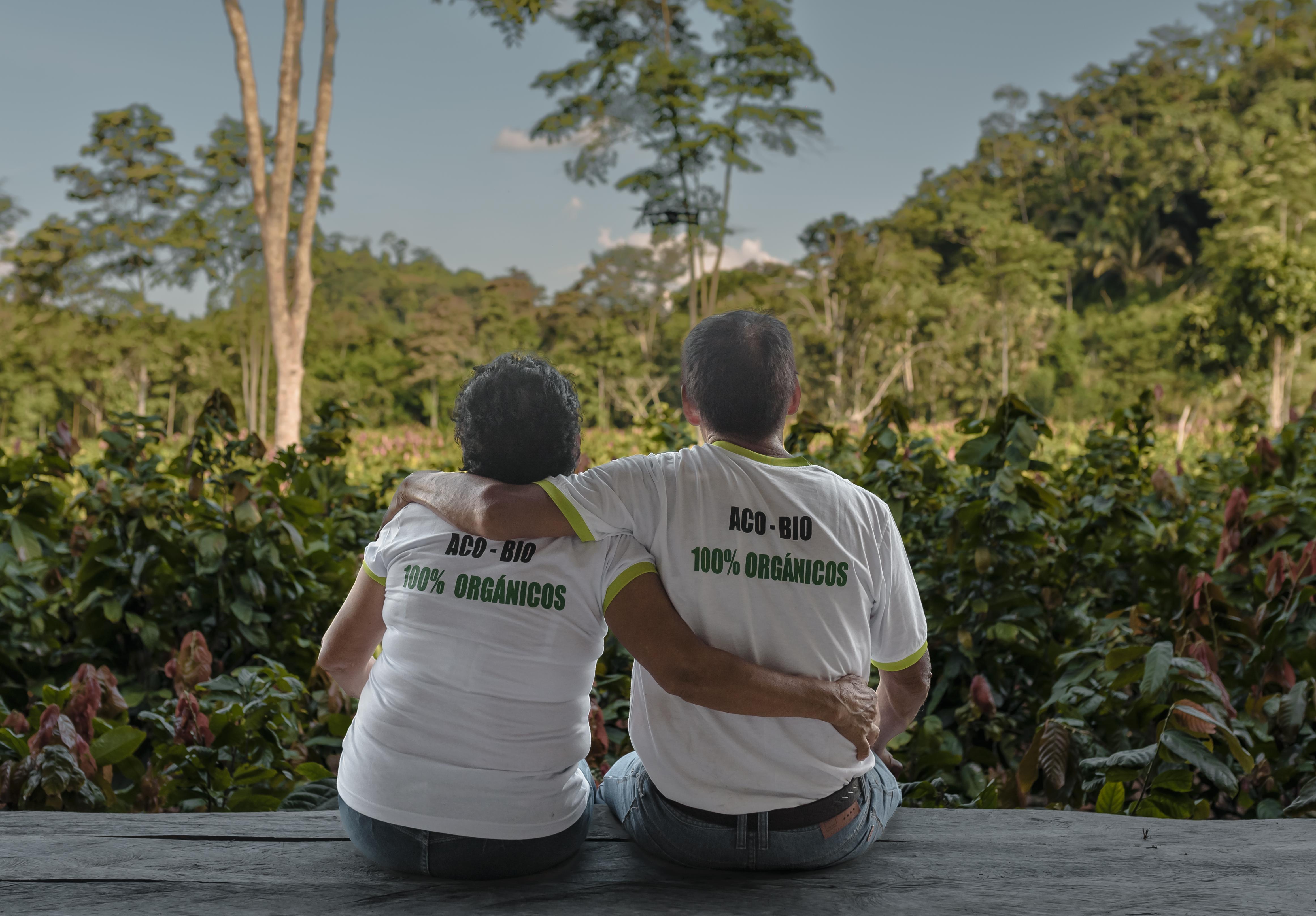 Acopagro Bauern, die sich umarmen