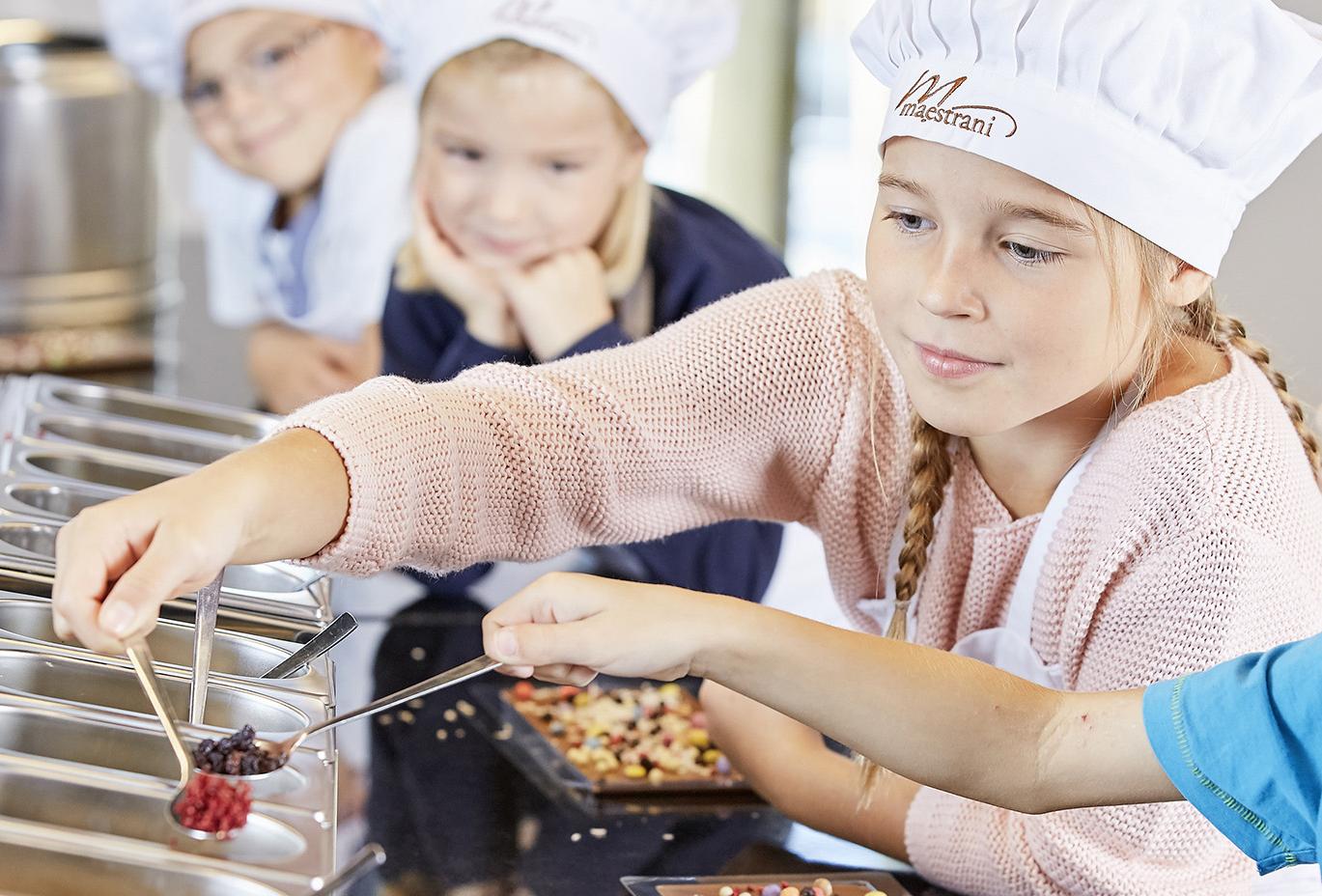 Kinder, die Schokolade verzieren