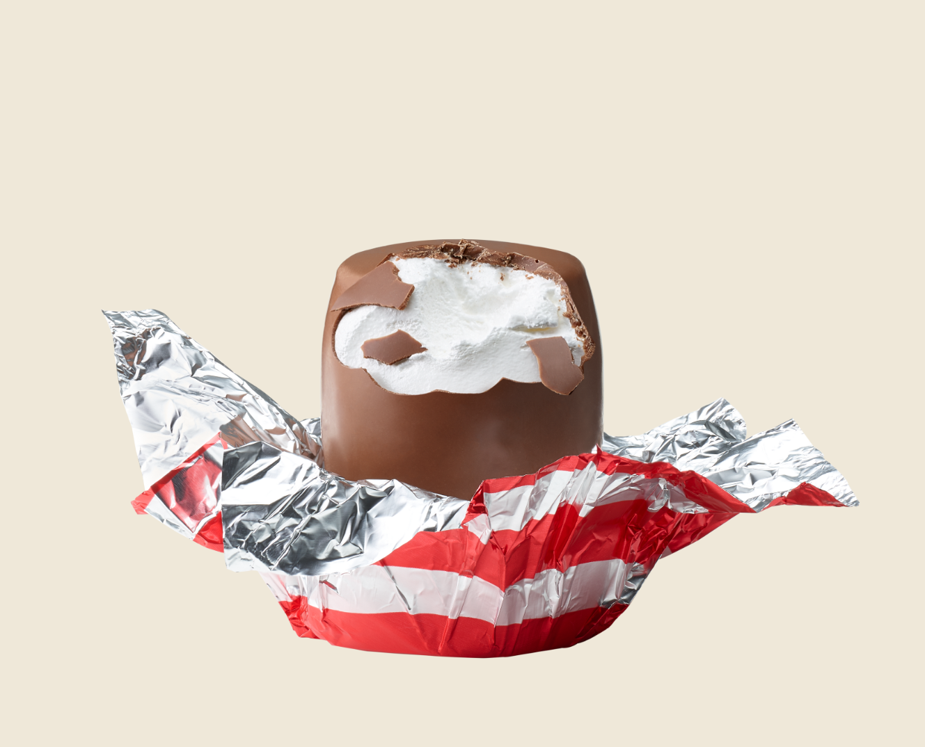 Schokokuss von Chocolat Ammann ausgepackt und Chocolat Ammann Logo und Schweizerkreuz