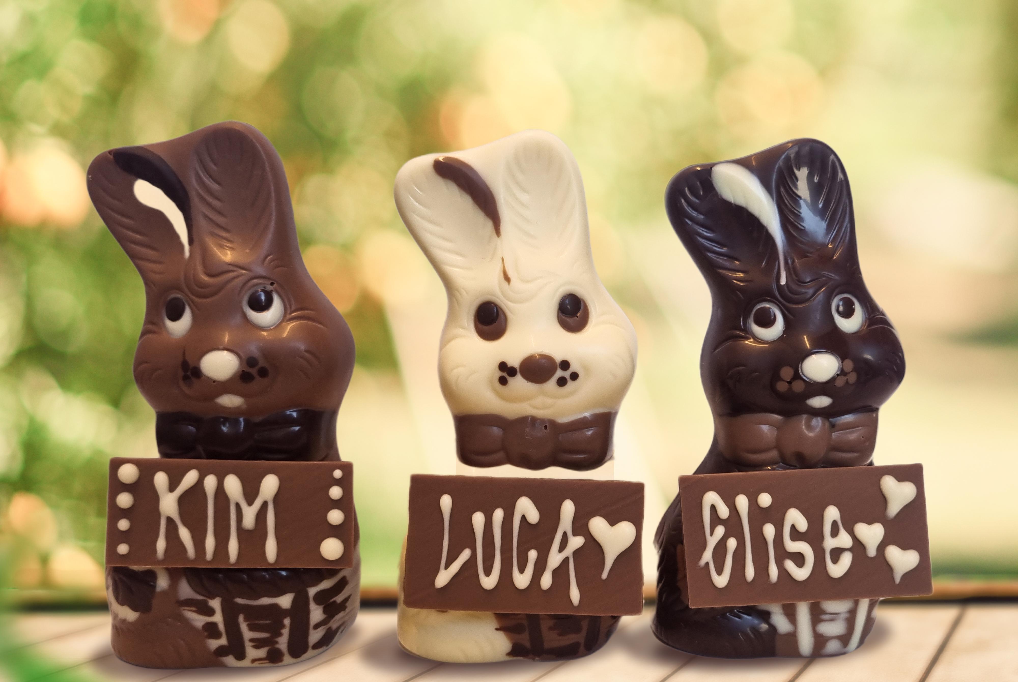 Drei Osterhasen, Milch, weiss und Dunkel, mit Namen